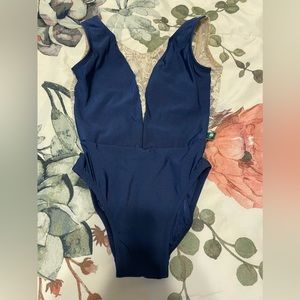 Lucky Leo size Small high cut leg